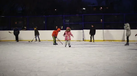 The girl skates and falls Video stock 59142574