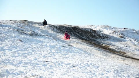Girl is sledding , Vidéo 45997620