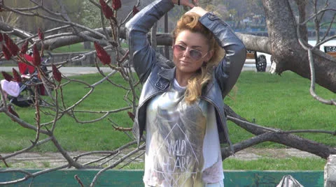 Girl smiling at camera. Vídeos de archivo 22928577