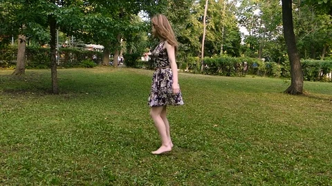 Girl spinning on the grass 스톡 동영상 79601121
