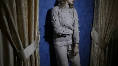 Girl is standing by the wall Video stock 86105997
