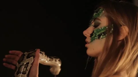 Girl staring at python Vidéo 68936098