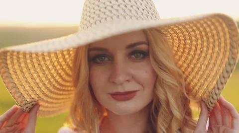 Girl in straw hat posing at sunset Video stock 64316082