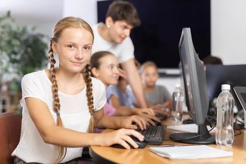 Girl student learning to work on computer in classroom Foto stock