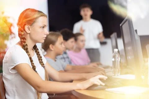 Girl student learning to work on computer in classroom Foto stock