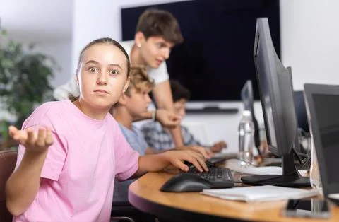 Girl student learning to work on computer in classroom Foto stock