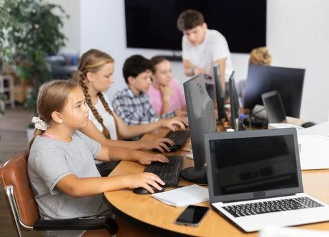 Girl student learning to work on computer in classroom Foto stock