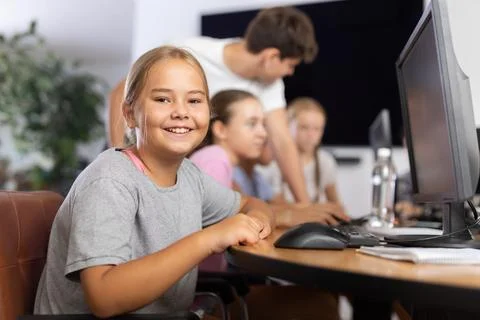 Girl student learning to work on computer in classroom Foto stock