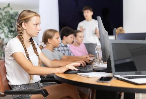 Girl student learning to work on computer in classroom Foto stock