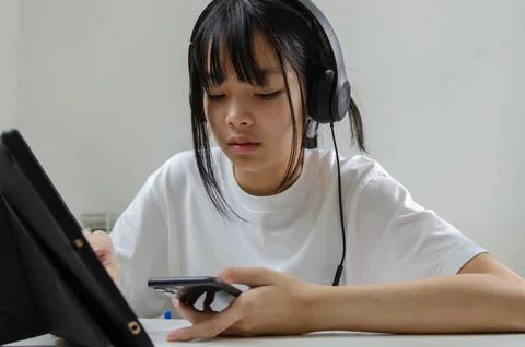 Girl study learning digital internet video online computer laptop at home. Foto stock