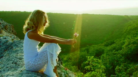 Girl in the sunset Video stock 820127