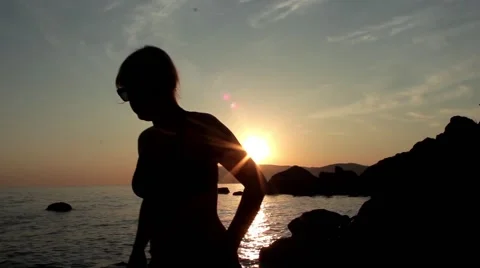 Girl at sunset 스톡 동영상 51364594