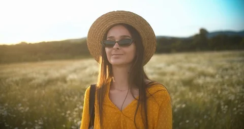 Girl at sunset posing on the daisy field. Slow motion video in 4K. Stock Footage 111970789