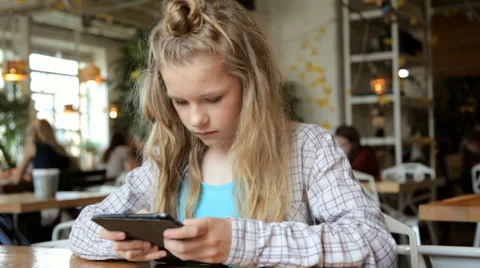 Girl with tablet in cafe Stock-Footage 63902498