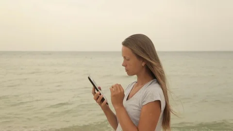 Girl with a tablet in hand on the beach Stock-Footage 79063204