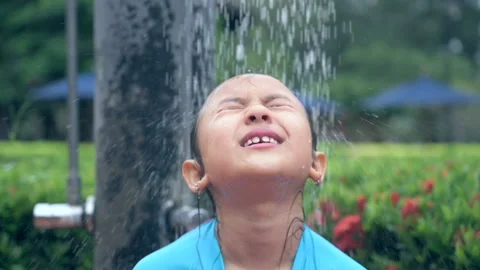 The girl take a shower at the poolside  Vídeos de archivo 141507205