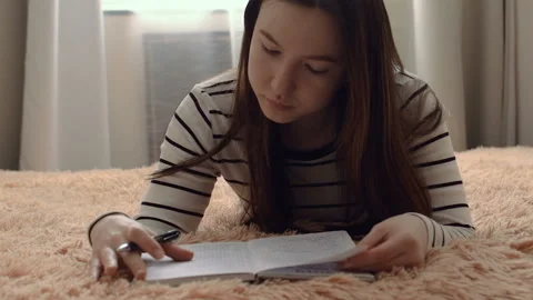 The girl takes notes in a notebook. 스톡 동영상 104084925