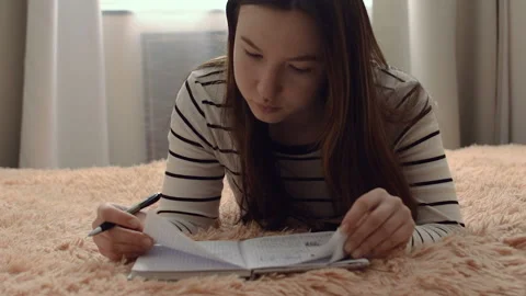 The girl takes notes in a notebook. Vídeo Stock 104085113
