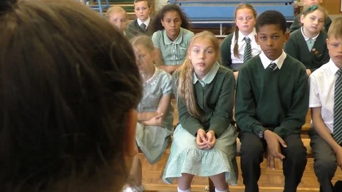Girl talking to multi-ethnic class 스톡 동영상 94011018