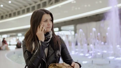 Girl talking on phone drinking coffee laughing in cafe. Beautiful multicultural Vídeo Stock 84154708