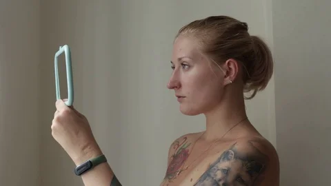 Girl with tattoos does makeup 스톡 동영상 119720091