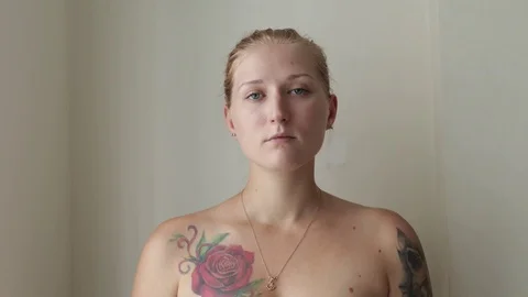 Girl with tattoos eats an apple. Stock-Footage 119720641