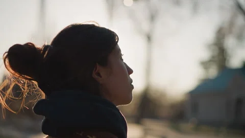 Girl with Tearful Expression Walking in Deep Contemplation at Sunset Vidéo 284465622