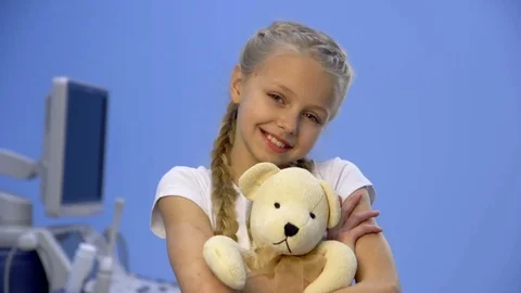 Girl with teddy bear in hospital smiling at the camera Vídeos de archivo 72463653
