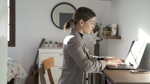 Girl teleworking 库存影片 145292658