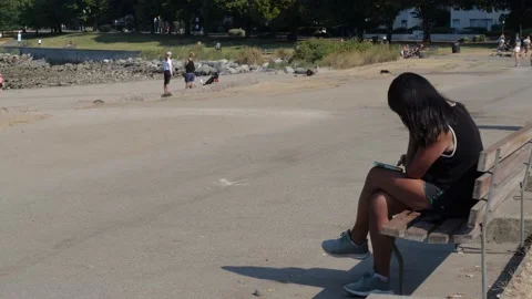 Girl texting on the beach. Vidéo 158285285