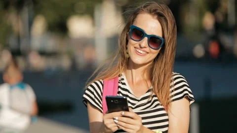Girl Texts Message Stockbeeldmateriaal 91792534