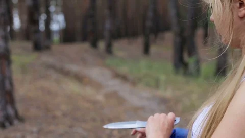 Girl throwing knives 库存影片 76895535