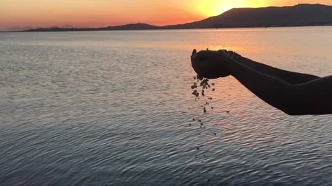 Girl throwing shells 動画素材 134982069