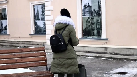 The girl throws garbage in the trash Stock Footage 101716112