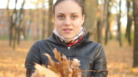 Girl throws leaves Stockbeeldmateriaal 43749822