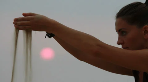 Girl throws sand. 스톡 동영상 39040848