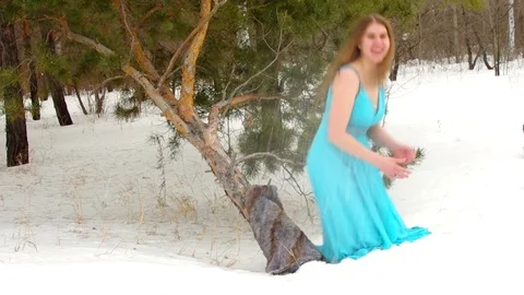 The girl throws snow 库存影片 73446991