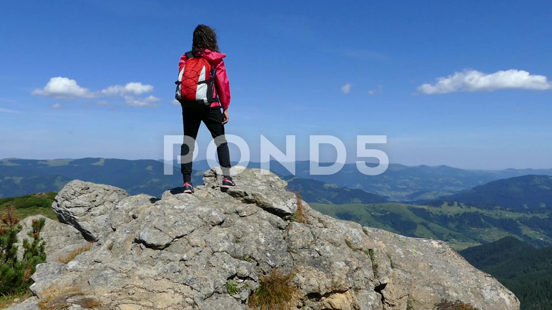 Girl on top of the mountain with a backp, Stock Video