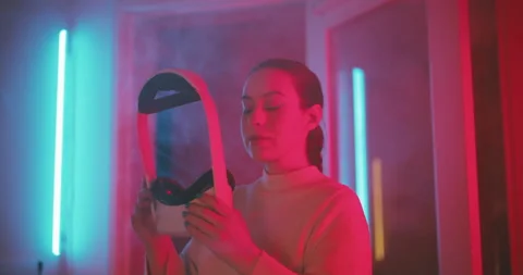 A girl trying and experimenting with virtual reality headset in neon light Video stock 201111648