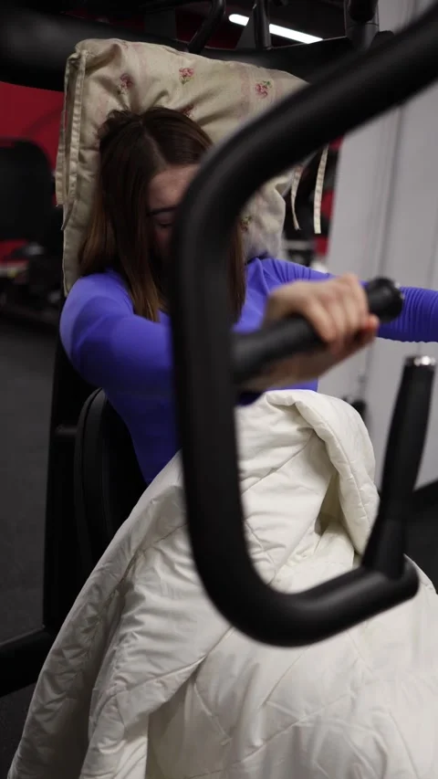 Girl trying to train while falling asleep Video stock 328253798