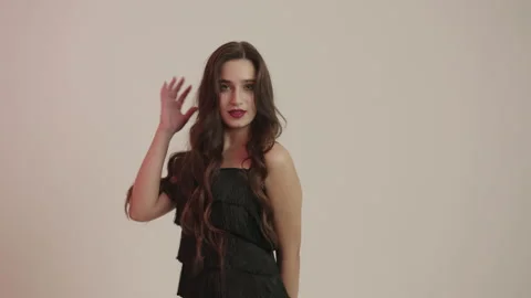 The girl turned her back to the camera turns straightens her hair and starts Vídeo Stock 160166746