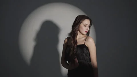 The girl turned her back to the camera turns straightens her hair. Beautiful Vidéo 160167748