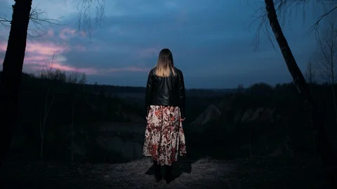 The girl is turning back to the camera Vidéo 128810310