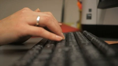 Girl typing on the computer keyboard Vídeos de archivo 117472526