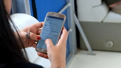 Girl typing Stockbeeldmateriaal 101652226