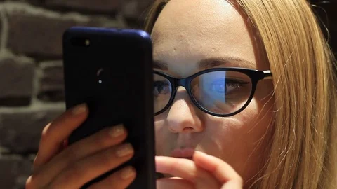 Girl typing a text message on her mobile device Video stock 99045954