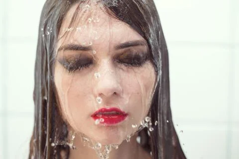 Girl under splashes Фото