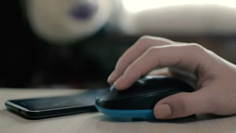 The girl uses a computer mouse. Vídeo Stock 98654978