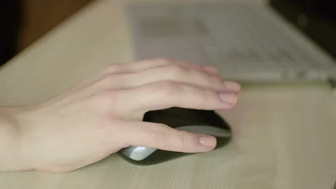 The girl uses a computer mouse. wireless computer mouse on a white table. Vídeo Stock 98650727