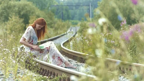 Girl uses a tablet computer. Видео 78662305
